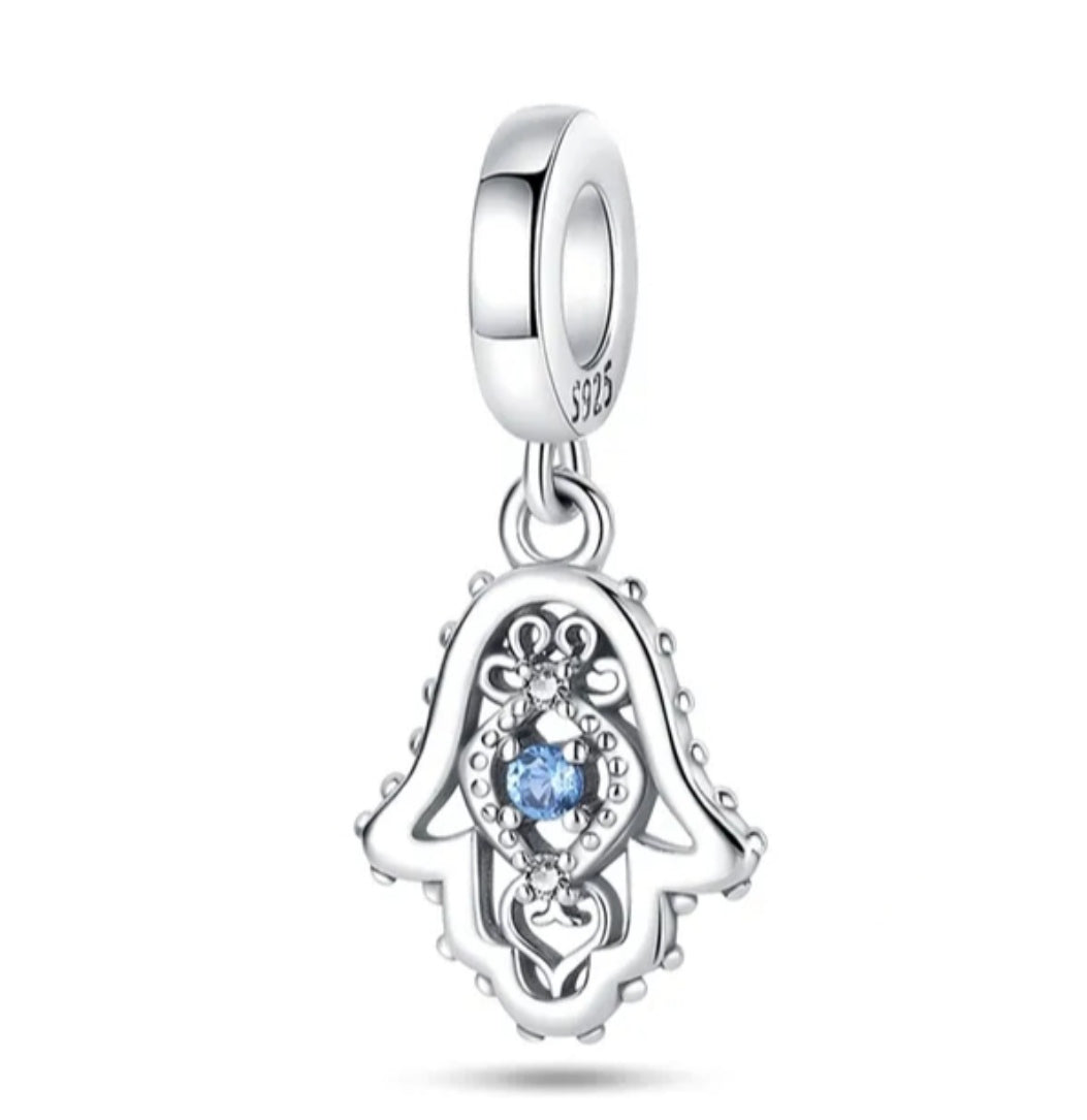 Charm mano colgante con ojo con detalle azul de plata s925