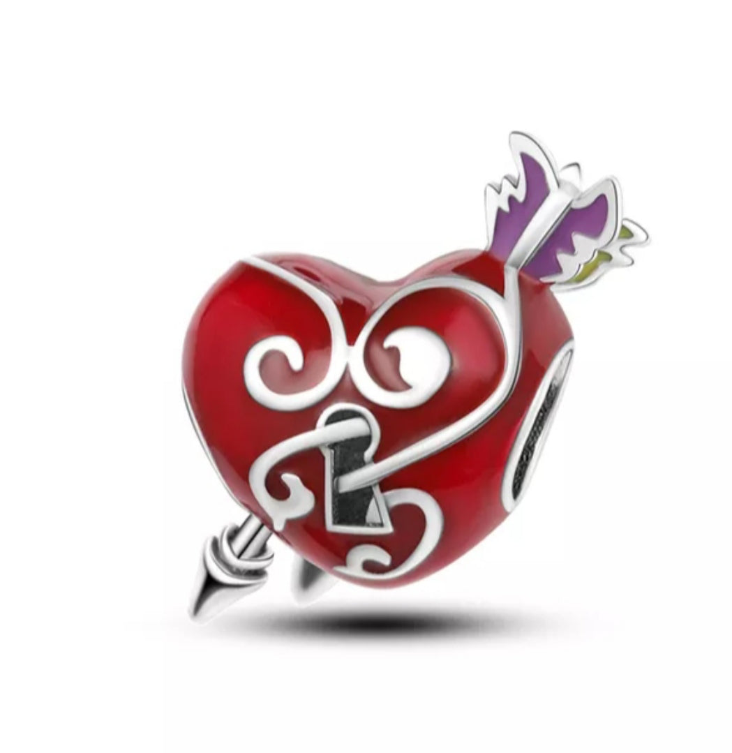 Charm corazón rojo atravesado de plata s925