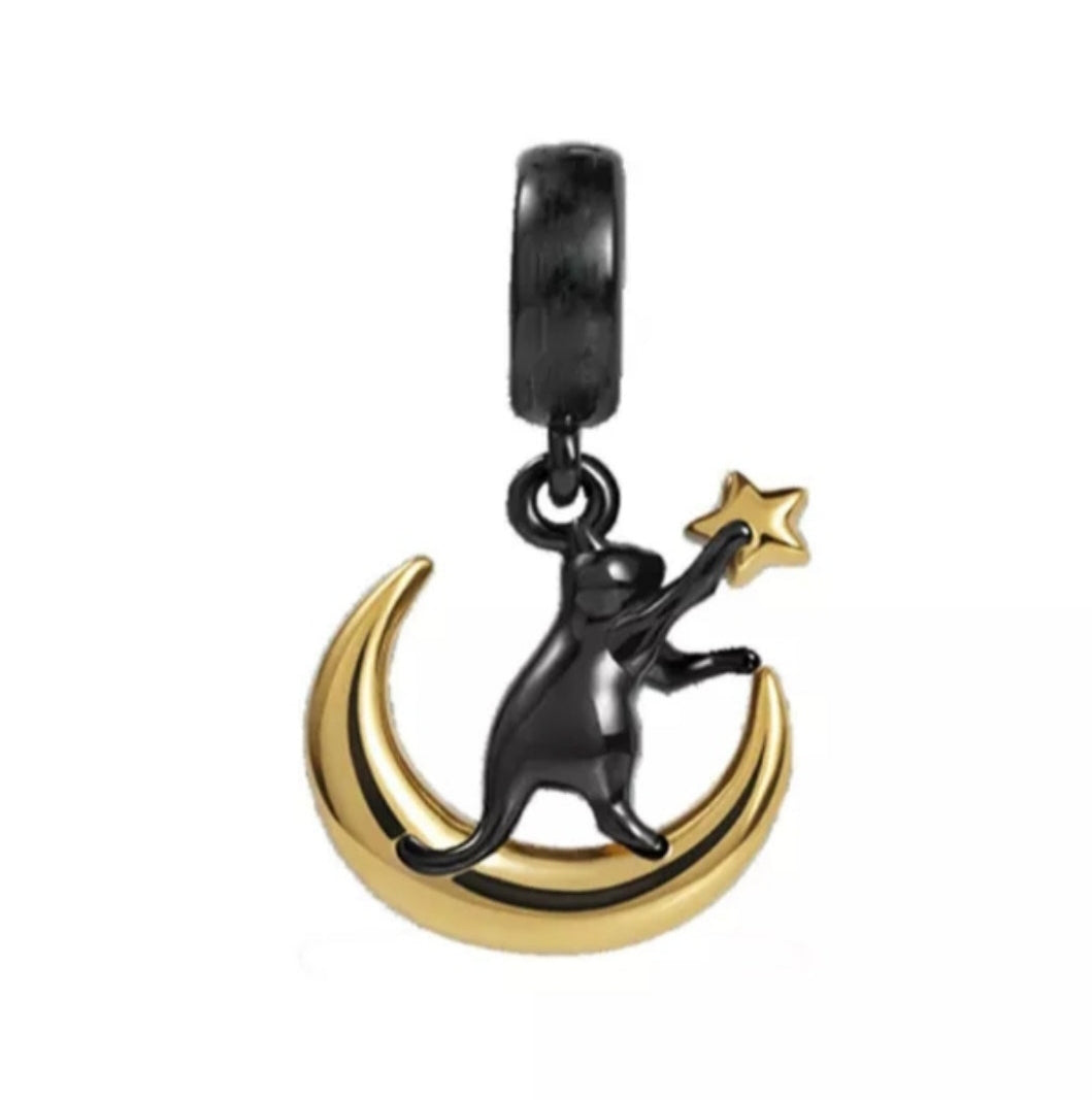 Charm gato negro con luna y estrella doradas de plata s925