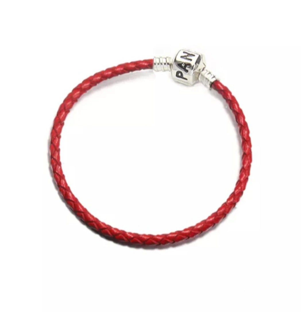 Brazalete rojo con broche clásico de barril de cuero sintético