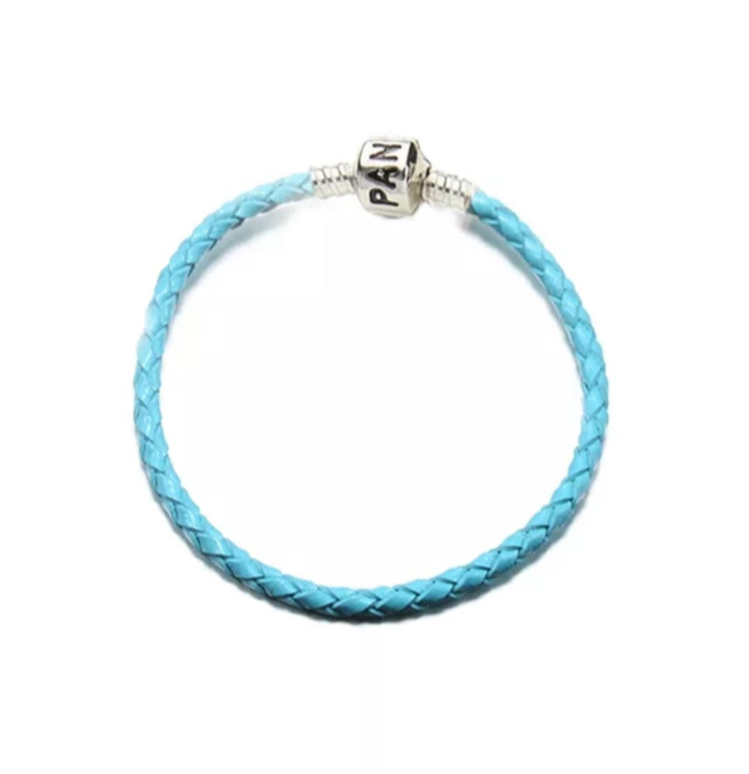 Brazalete azul con broche clásico de barril de cuero sintético