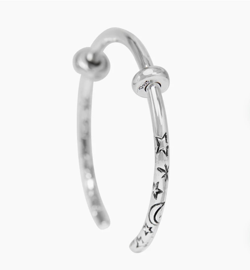 Brazalete rigido abierto con grabado espacial de plata s925